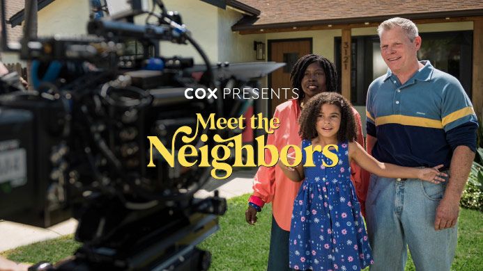 Imagen de una familia parados afuera de su casa y frente a una cámara de TV que los filma para una publicidad de Cox. En la imagen aparece el título "Cox presenta: Meet the Neigbors"