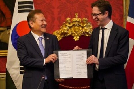 South Korean and UK ministers holding MOU