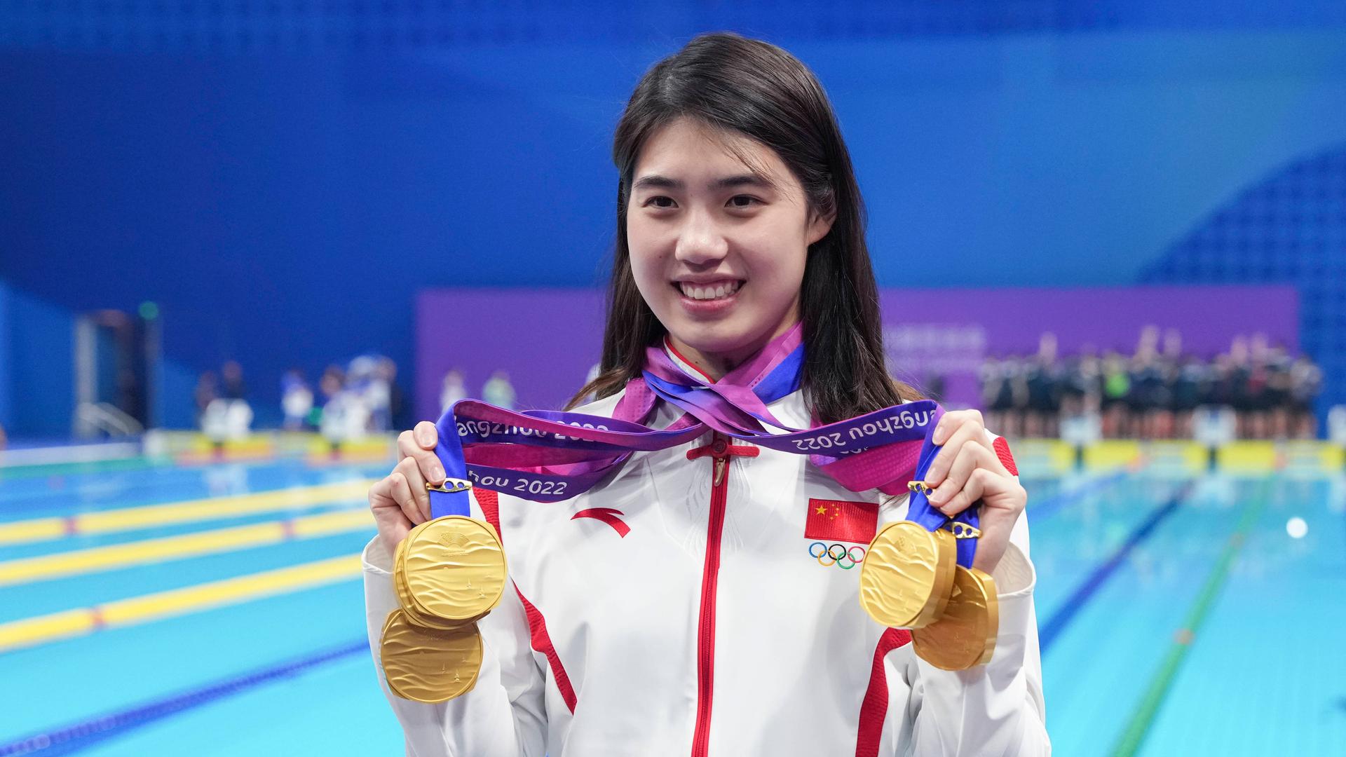 Die chinesische Star-Schwimmerin Zhang Yufei hält stolz ihre Goldmedaillen bei den 19. Asienspielen im September 2023 in die Kamera.