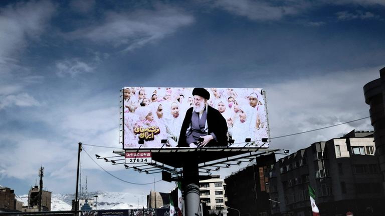 Vor blauem Himmel steht in Teheran eine Werbetafel mit dem religiösen Führer des Landes, Ayatollah Ali Khamenei.