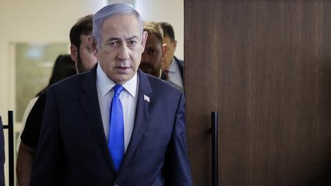 Israels Präsident Benjamin Netanjahu geht durch eine Tür in einen Besprechungsraum.