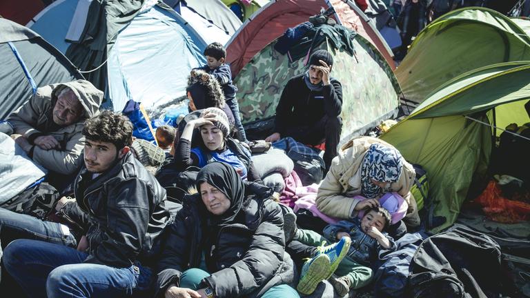 Wartende Flüchtlinge lagern an der griechisch-mazedonischen Grenze in unmittelbarer Nähe des Checkpoints, Idomeni, Zentralmakedonien, Griechenland.