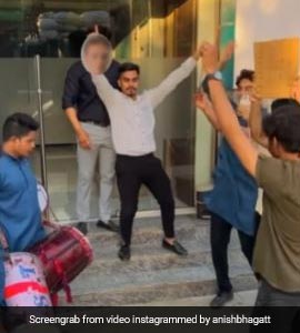 Pune Man Quits 'Toxic' Job,  Dances To Dhol Beats In Front Of Ex Boss