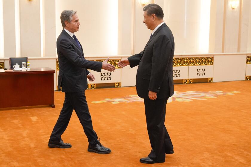 El secretario de Estado de Estados Unidos, Antony Blinken, saluda al presidente de China, Xi Jinping, en el Gran Salón del Pueblo, el 26 de abril de 2024, en Beijing, China. (AP Foto/Mark Schiefelbein, Pool)