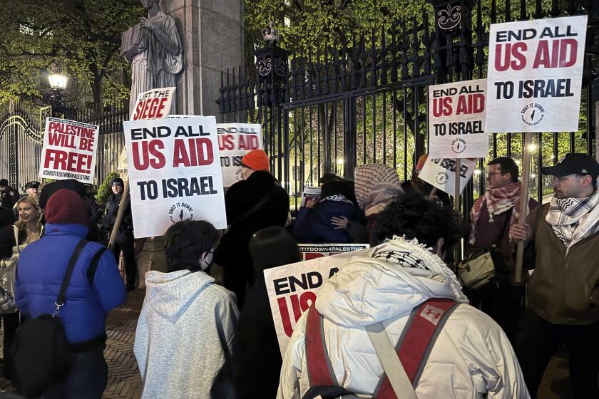 Manifestantes propalestinos, en el exterior del acceso principal a la Universidad de Columbia, en Nueva York, el 26 de abril de 2024. (AP Foto/Aaron Morrison)