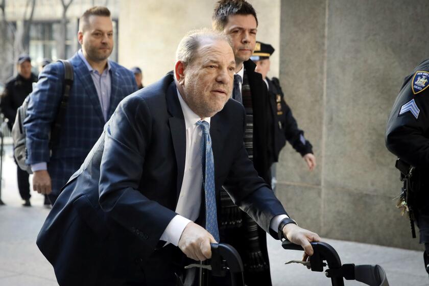 ARCHIVO - Harvey Weinstein llega a una corte de Manhattan mientras continúan las deliberaciones del jurado en su juicio por violación en Nueva York, el 24 de febrero de 2020. El abogado de Weinstein dijo que fue hospitalizado para que le hicieran pruebas físicas el 26 de abril de 2024 después de que fuera revocada su sentencia por violación en Nueva York. (Foto AP/John Minchillo, archivo)