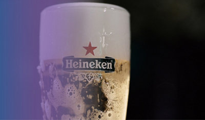 星が描かれた Heineken ビールのグラス。