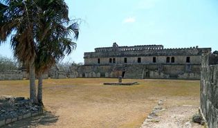 Kabah: El Palacio