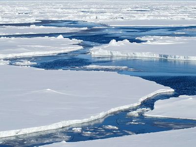 Cracked ice in Arctic Ocean (ice floe; ice flow; ice formation; melting ice; glacier)