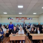 Депутаты от «Единой России» провели учащимся урок парламентаризма