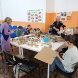 Аксубаевские волонтеры продолжают плести маскировочные сети для участников СВО