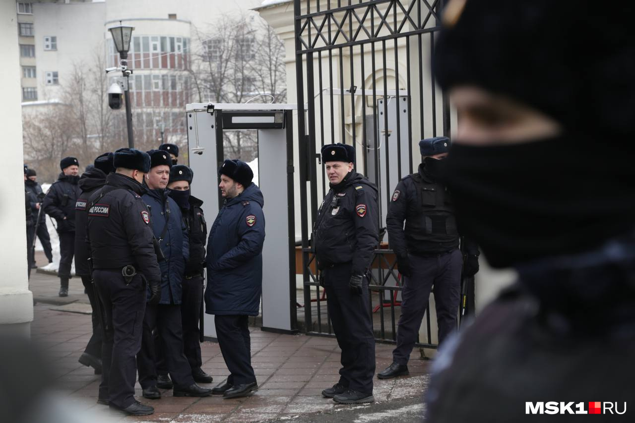 На входе на территорию церкви поставили рамки