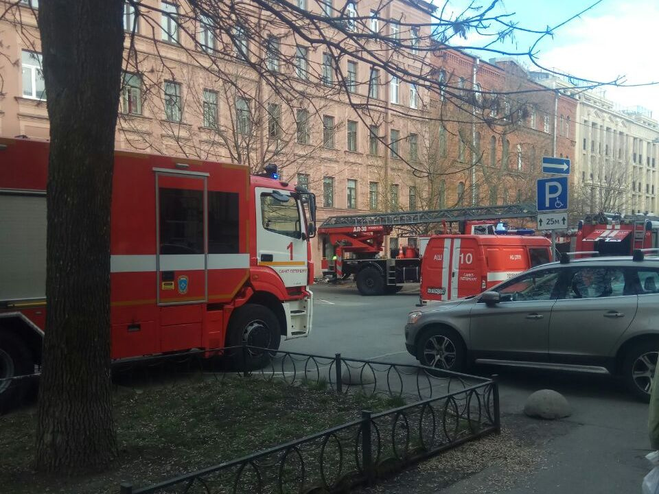 Шесть человек эвакуировали из дома на Васильевском