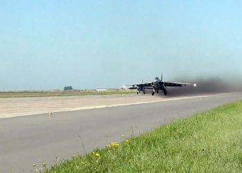 Военные летчики ВВС Азербайджана выполнили боевые маневры на разных высотах (видео)