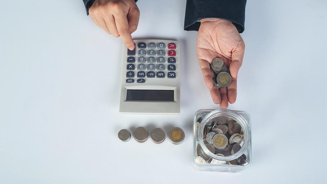 Калькулятор и банка с монетами