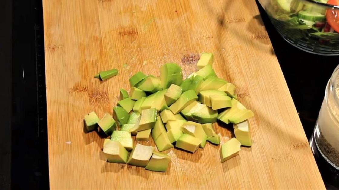 Нарезка авокадо для салата