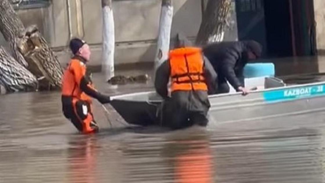 Человека перевозят на лодке в Кокшетау