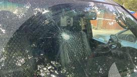 Поврежденное лобовое стекло машины