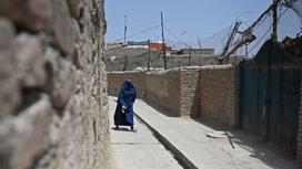 Женщина в хиджабе идет по улице