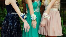 Девушки в выпускных платьях с бутоньерками