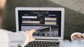 Женщина выбирает жилье онлайн