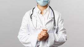 Медик в халате и маске