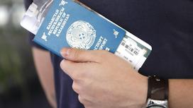 Мужчина держит паспорт в руках