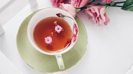 чашка чая и роза