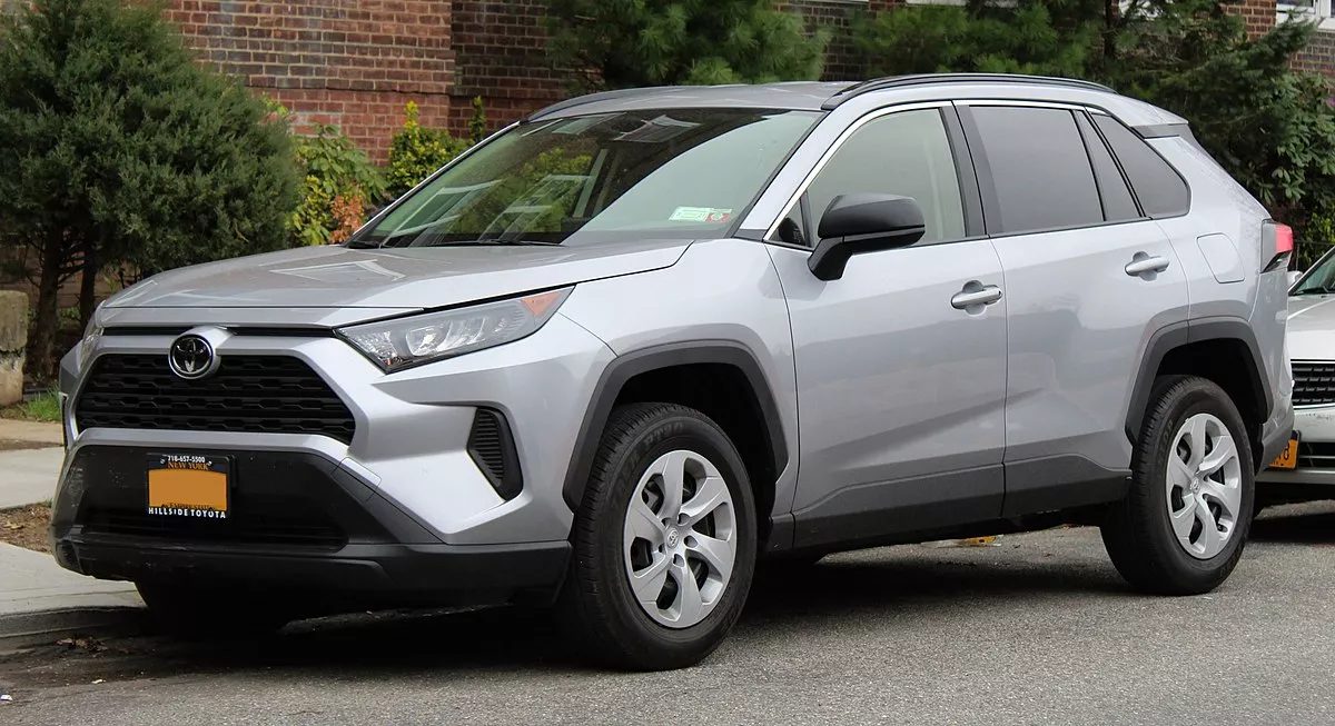 Автомобиль Toyota RAV-4