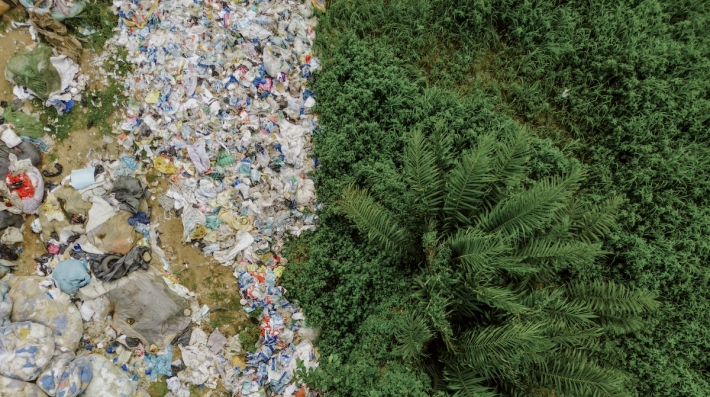 Uma foto aérea da poluição de resíduos ao lado da vegetação.
