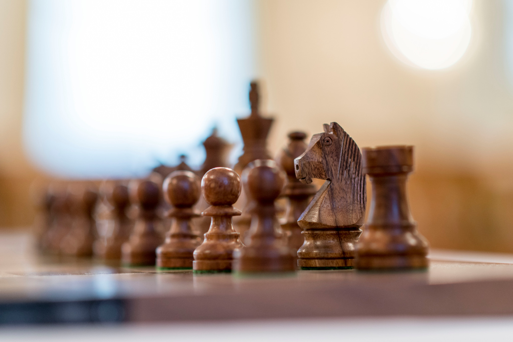 Schach: Zuerich Chess Challange 2014 im Hotel Savoy Baur en Ville in Zuerich.

Die Schach Figuren stehen fuer die bevorstehenden Partien bereit.
