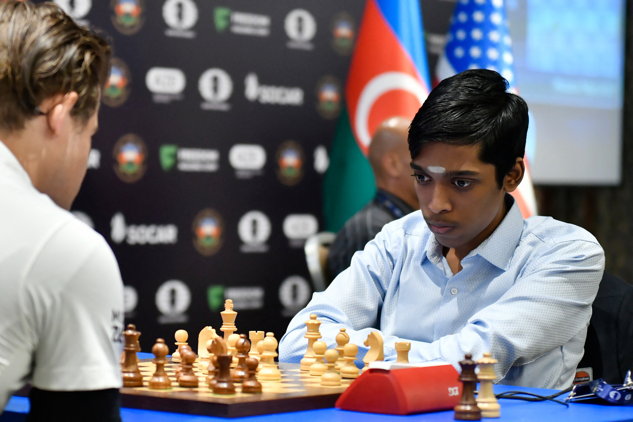 India's Rameshbabu Praggnanandhaa (R) competes against Norway's Magnus Carlsen (L) during the final at the FIDE Chess World Cup in Baku on August 24, 2023. (Photo by Tofik BABAYEV / AFP)