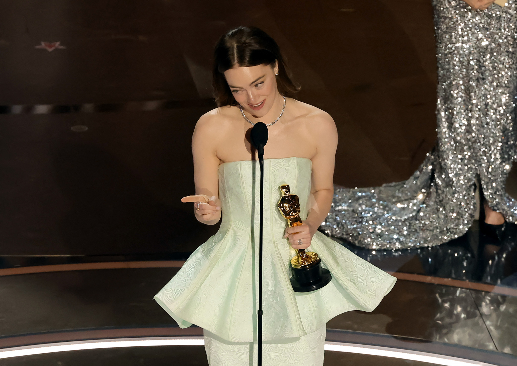 HOLLYWOOD, CALIFORNIA - MARCH 10: Emma Stone accepts the Lead Actress award for "Poor Things" onstage during the 96th Annual Academy Awards at Dolby Theatre on March 10, 2024 in Hollywood, California.   Kevin Winter/Getty Images/AFP (Photo by KEVIN WINTER / GETTY IMAGES NORTH AMERICA / Getty Images via AFP)