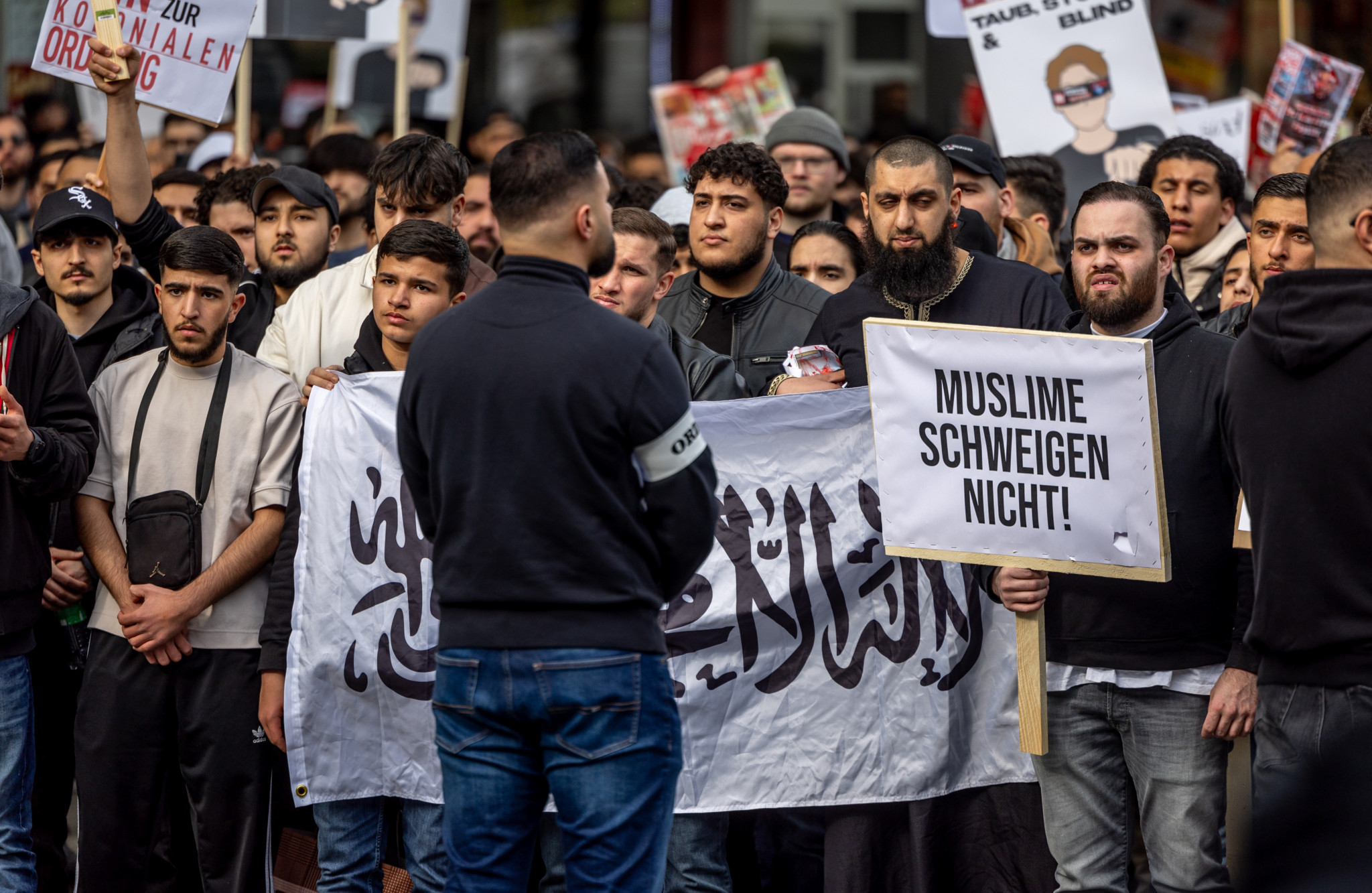 27.04.2024, Hamburg: Teilnehmer einer Islamisten-Demo halten ein Plakat mit der Aufschrift ·Muslime schweigen nicht· in die Höhe. Foto: Axel Heimken/dpa +++ dpa-Bildfunk +++ (KEYSTONE/DPA/Axel Heimken)