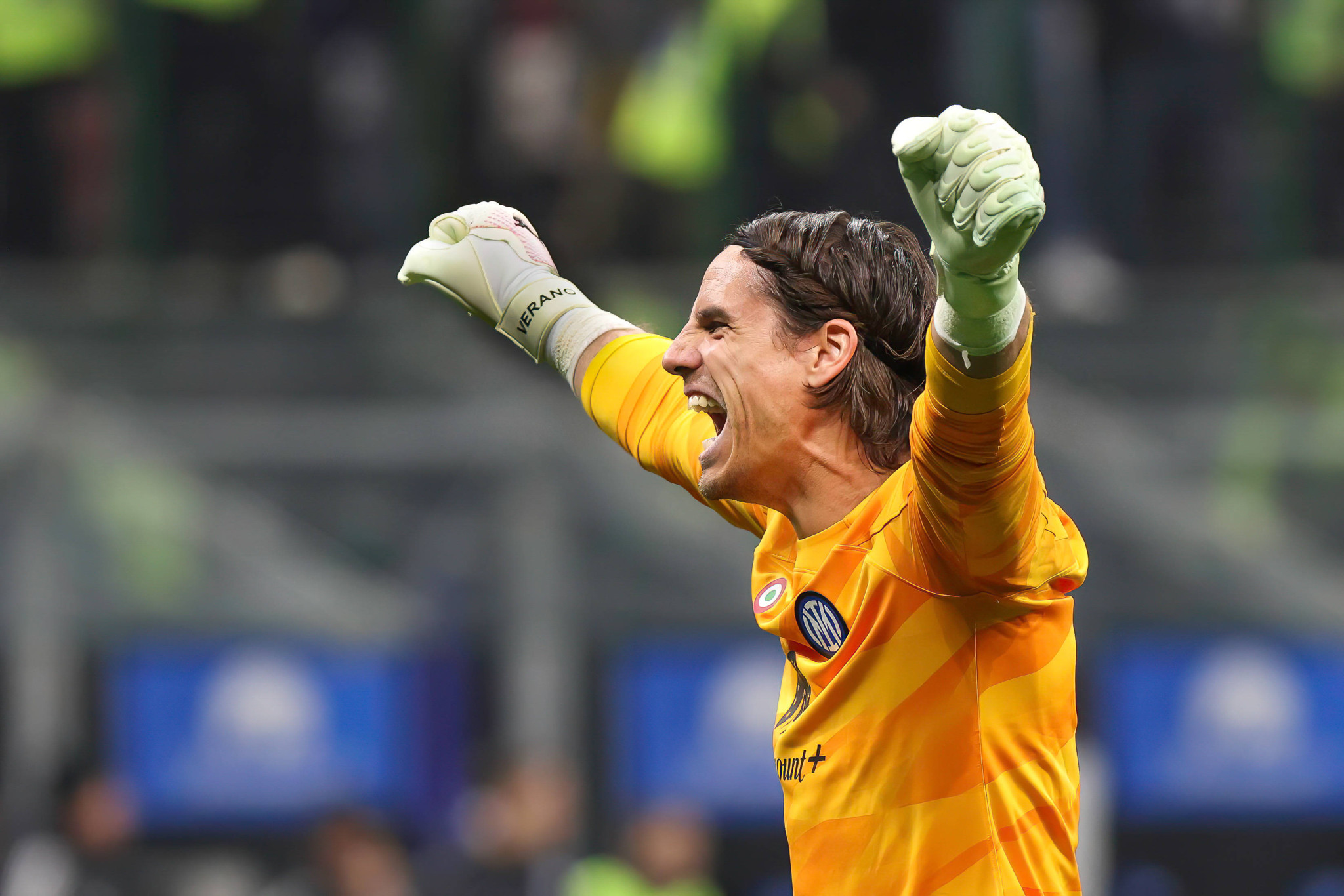 Serie A: FC Inter vs Juventus FC Italy, Milan, february 4 2024: Yann Sommer FC Inter in the celebrates the victory with fans at the end of soccer game FC Inter vs Juventus FC, Serie A 2023-2024 day 23 at San Siro Stadium Milan Lombardy Italy Copyright: xFabrizioxAndreaxBertanix