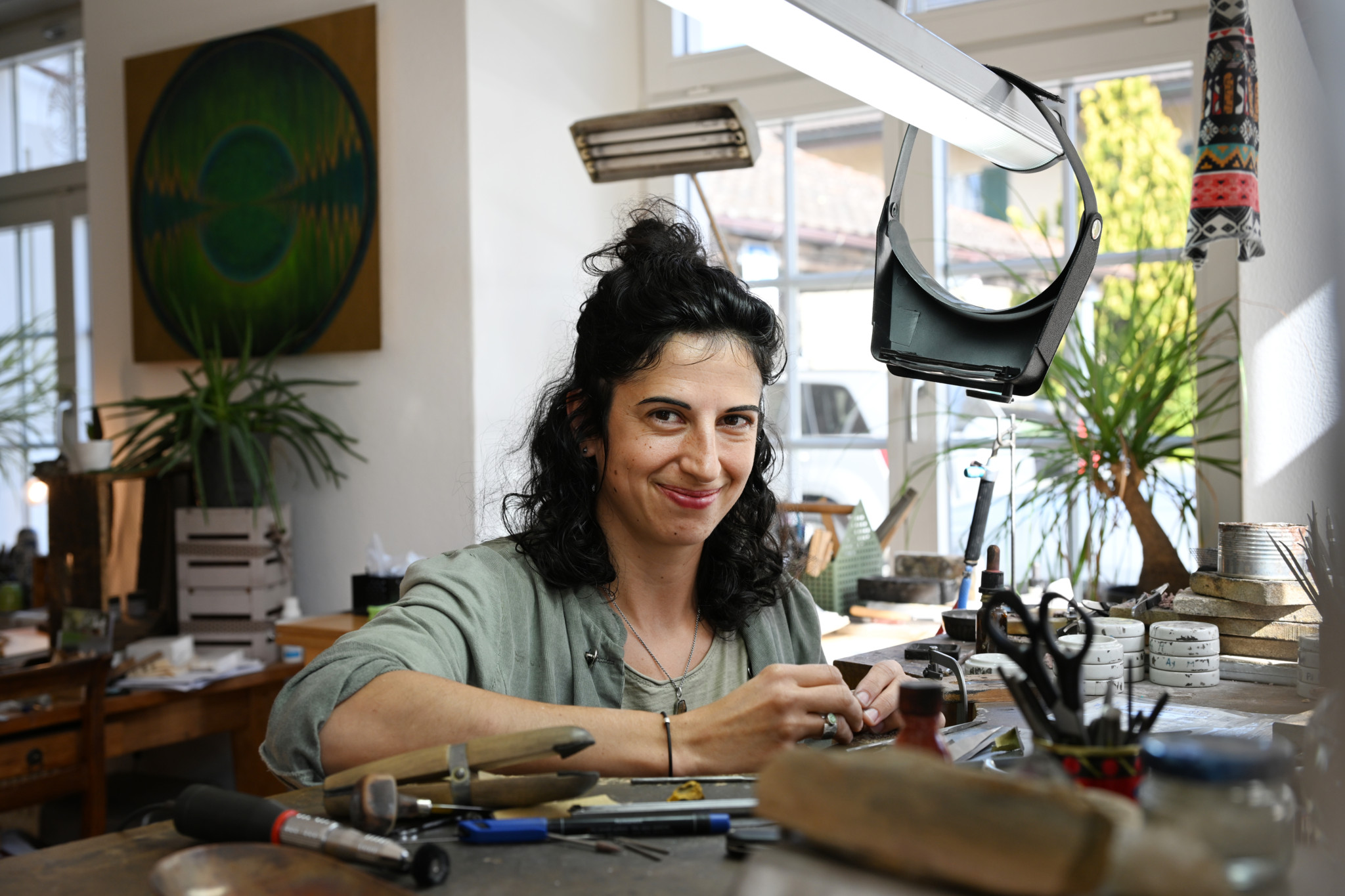 Goldschmiedin Sarah Striby in ihrem Atelier in Elgg. Foto: Madeleine Schoder