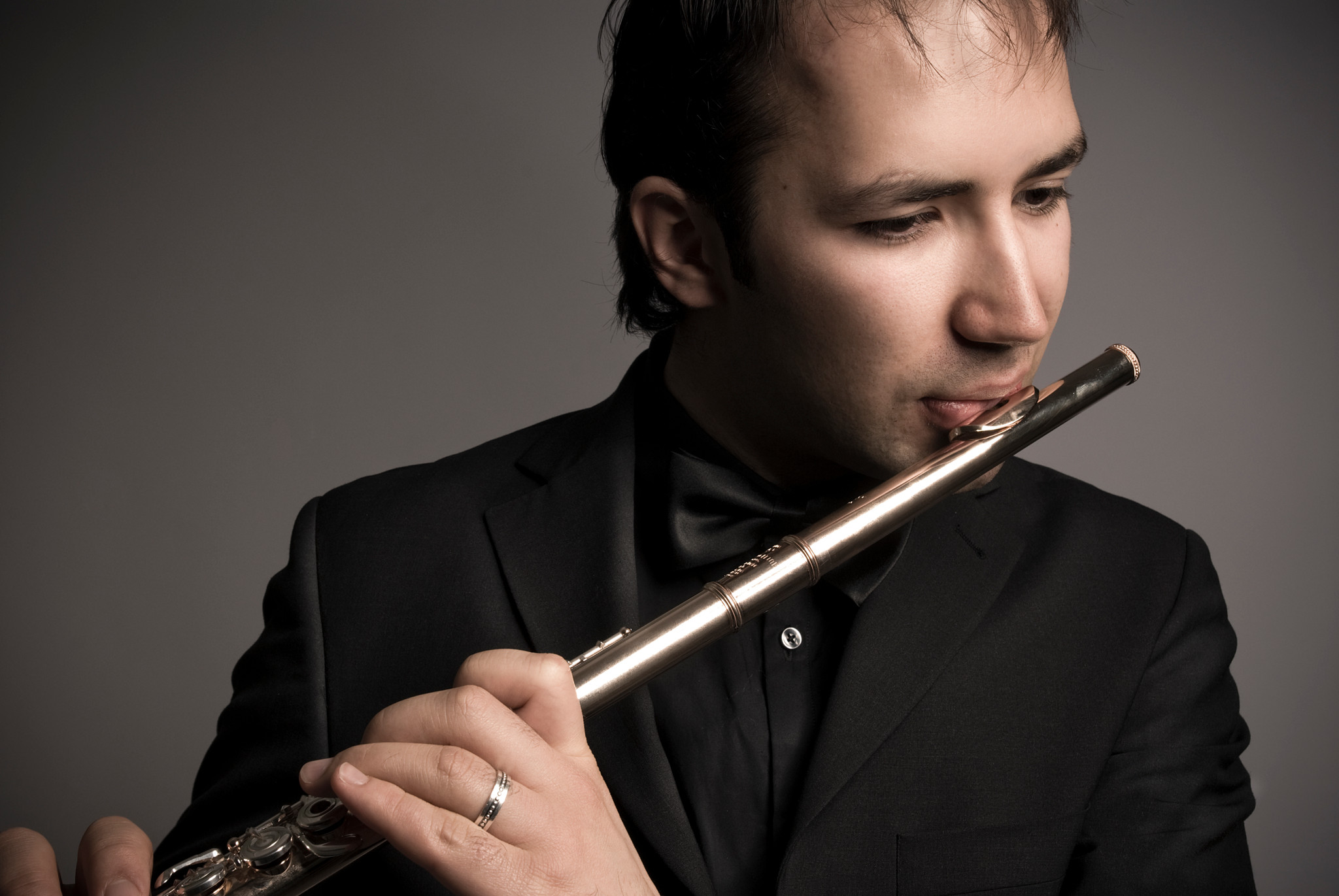 Der armenische Organist spielt diesmal Flöte