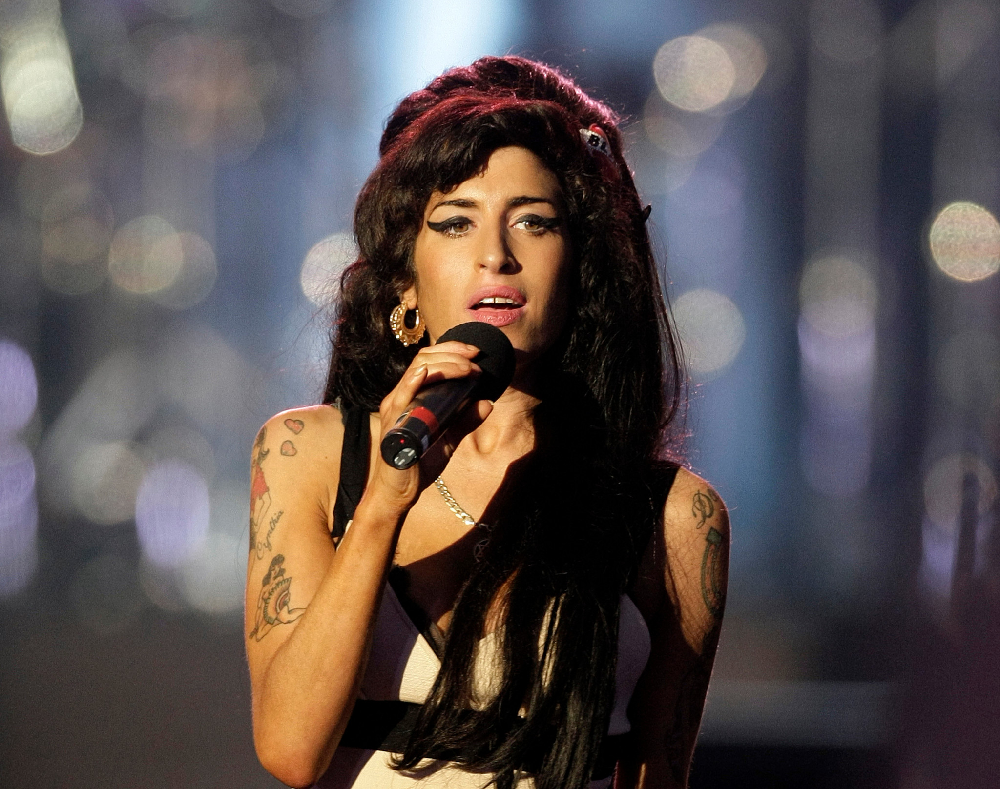 British singer Amy Winehouse performs during the 46664 concert in honour of Nelson Mandela's 90th birthday in Hyde Park, central London, on June 27, 2008. The three-hour gig will also support Mandela's 46664 campaign against HIV/AIDS. AFP PHOTO /Shaun Curry (Photo by SHAUN CURRY / AFP)