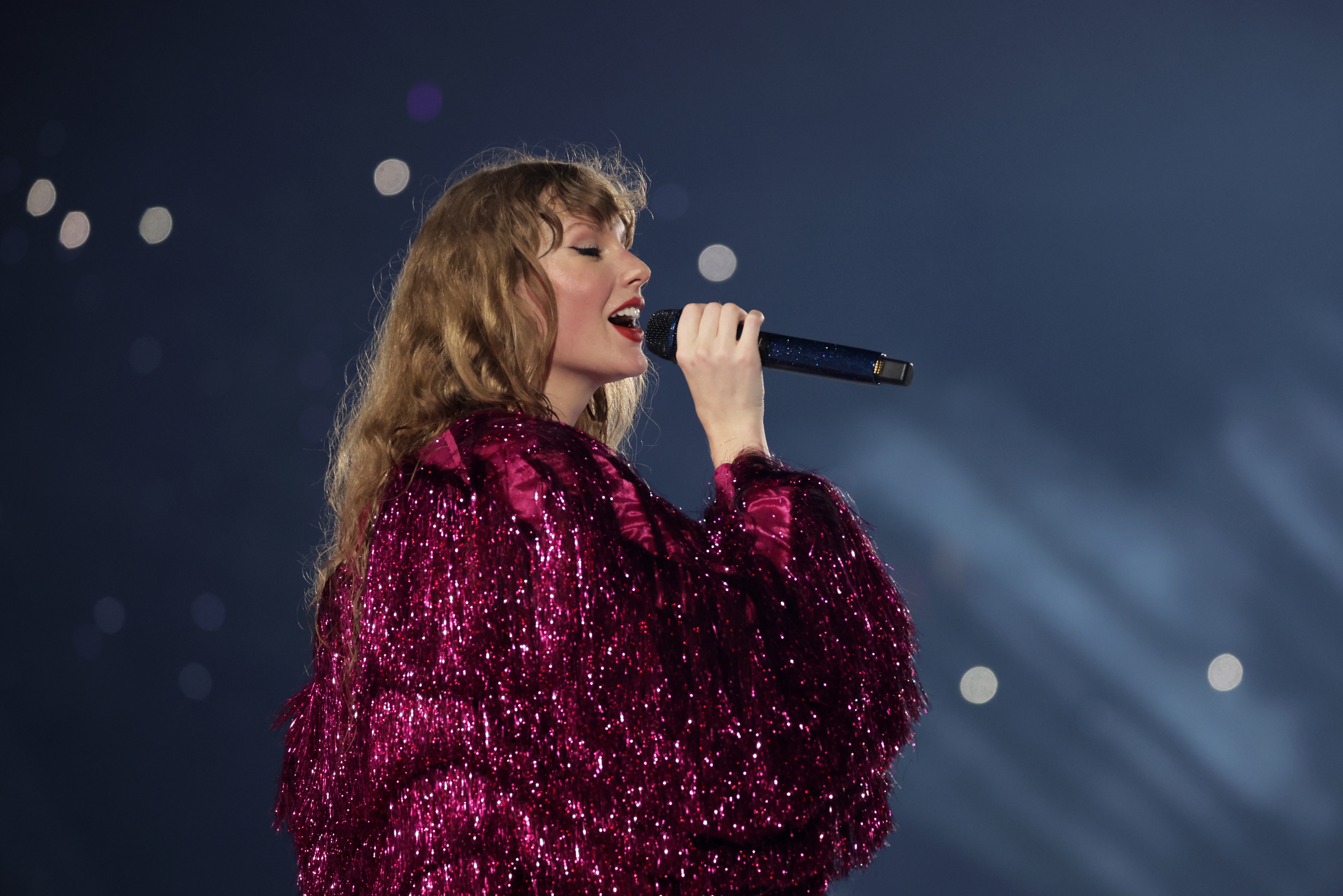 Taylor Swift singing onstage.