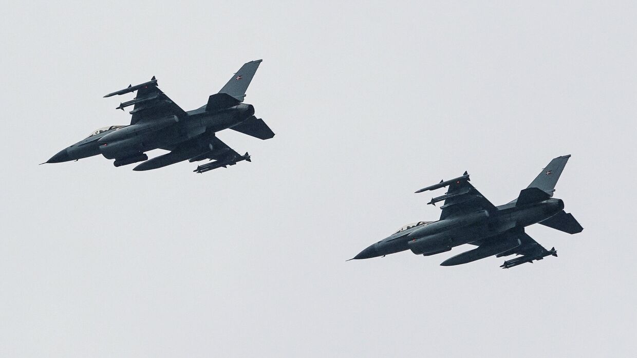 Истребители F-16 во время военного парада в Риге