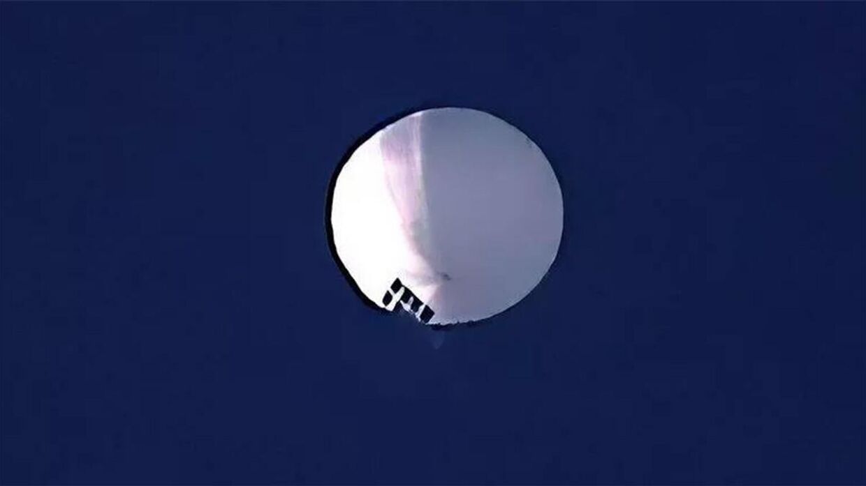 Воздушный шар в небе над США