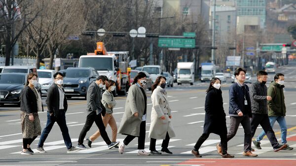 Люди в масках в центре Сеула, Южная Корея. 24 февраля 2020