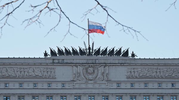 Флаг на здании Министерства обороны России