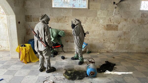 Сирийские военные специалисты досматривают место, где террористы готовили провокацию с химическим отравляющим веществом 