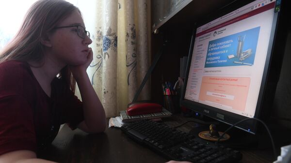 Студентка Московского политехнического университета на дистанционном обучении у себя дома