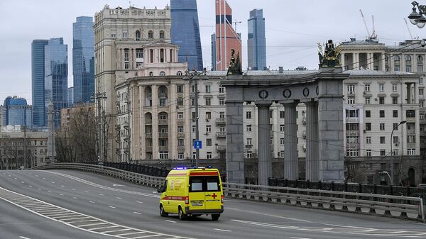 Машина скорой помощи на опустевших улицах Москвы