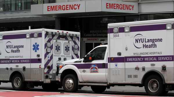 Машины скорой помощи возле одной из больниц в Нью-Йорке, США