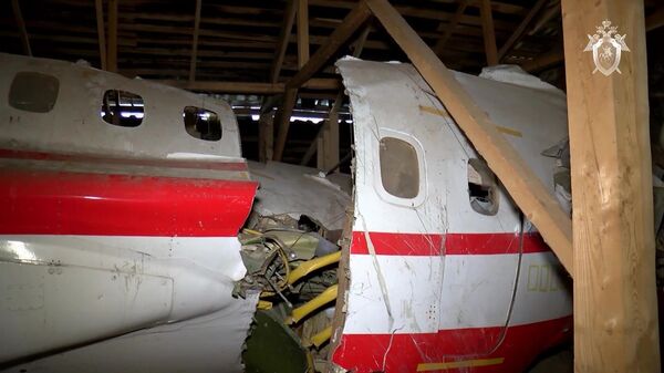 Обломки самолета Ту-154М, изъятые в ходе осмотра места происшествия и признанные вещественными доказательствами по уголовному делу