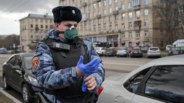 Сотрудник Росгвардии во время работы на улице Куусинена в Москве в период самоизоляции, введенной из-за распространения коронавирусной инфекции