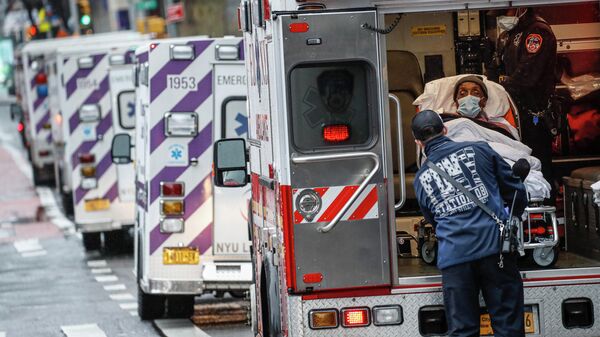 Пациент в машине скорой помощи возле медицинского центра NYU Langone в Нью-Йорке